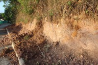 /album/raridades/prefeitura-de-campina%c3%a7u-%28go%29-desafia-o-barranco-para-construir-cal%c3%a7ada-jpg/